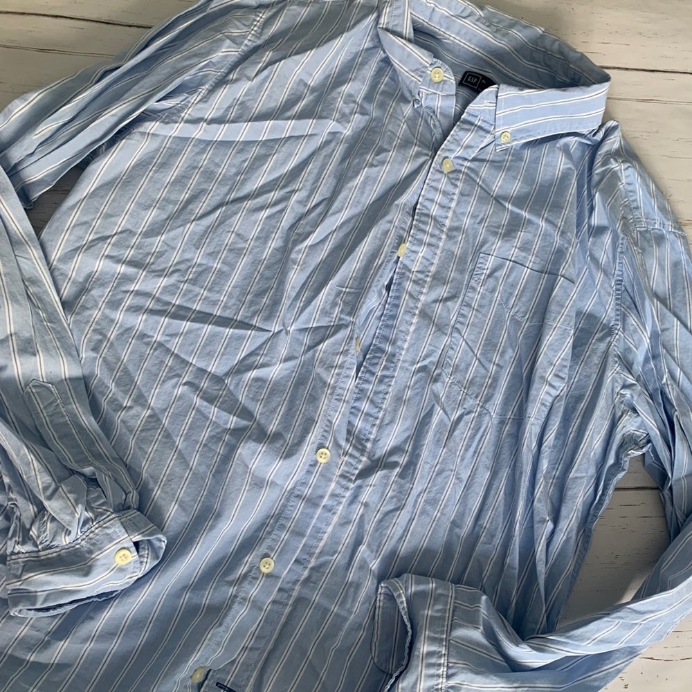 Mens GAP button down shirt blue and white